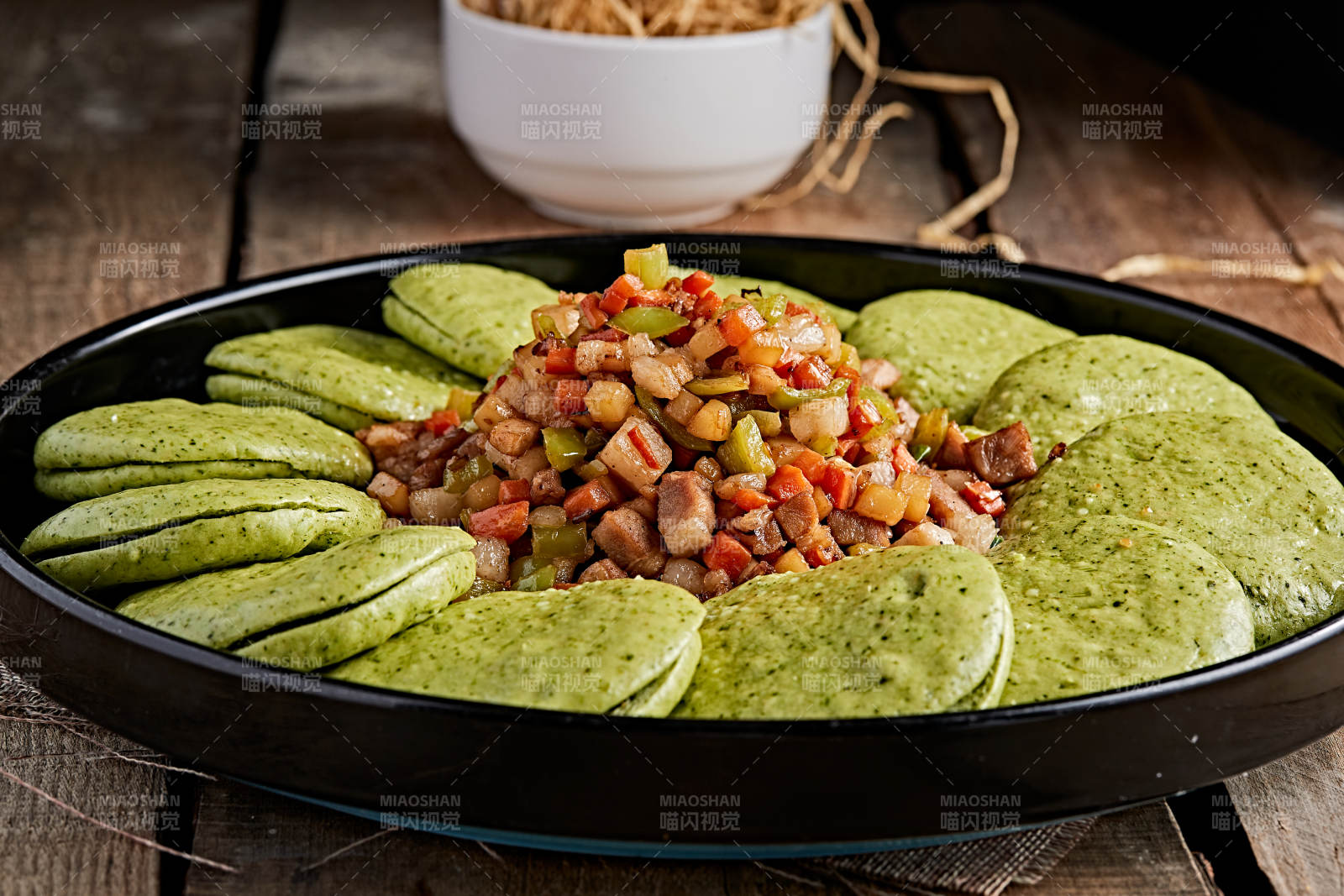 精美餐具装的熏肉粒蔬菜饼肉夹馍图片