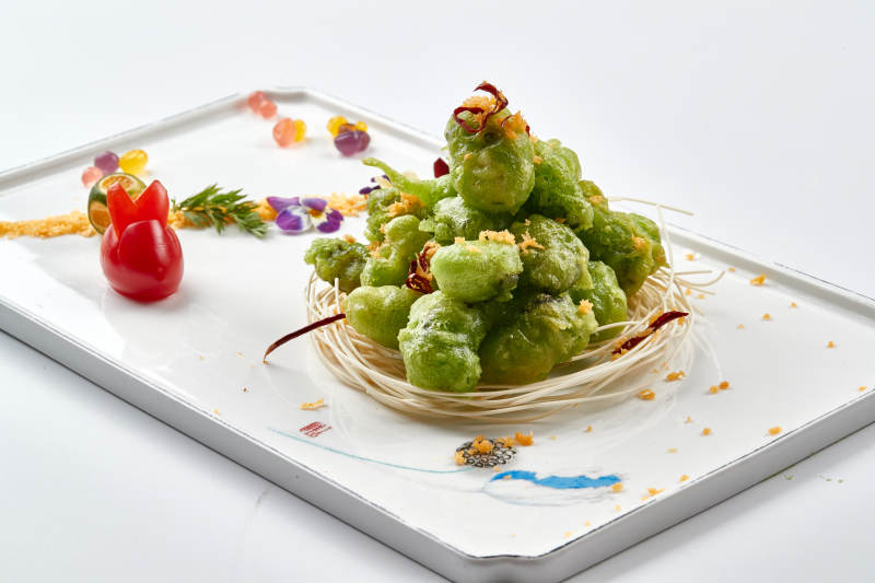 白色瓷盘装的菠菜汁耗肉天妇罗图片