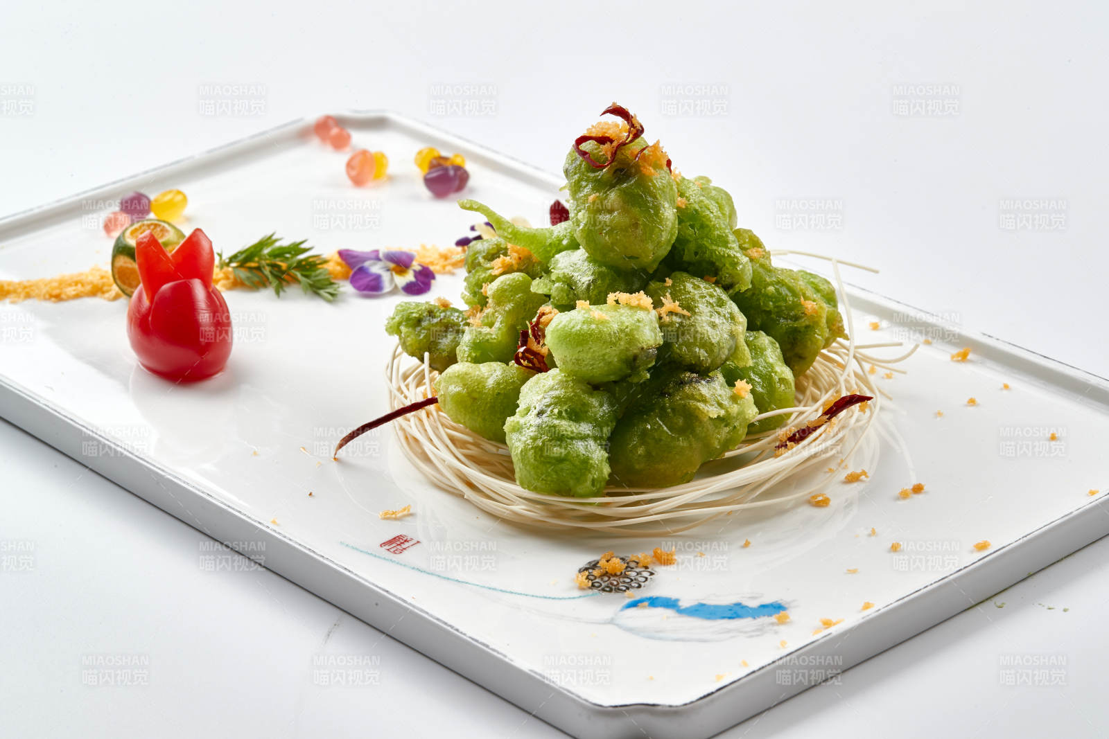 白色瓷盘装的菠菜汁耗肉天妇罗图片