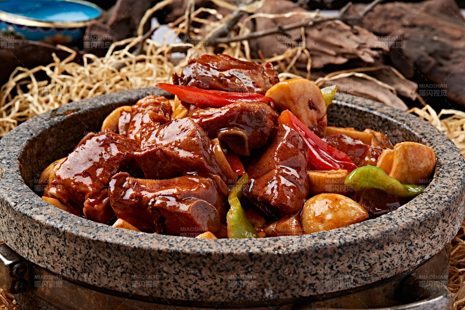 石锅红焖口蘑猪小排图片