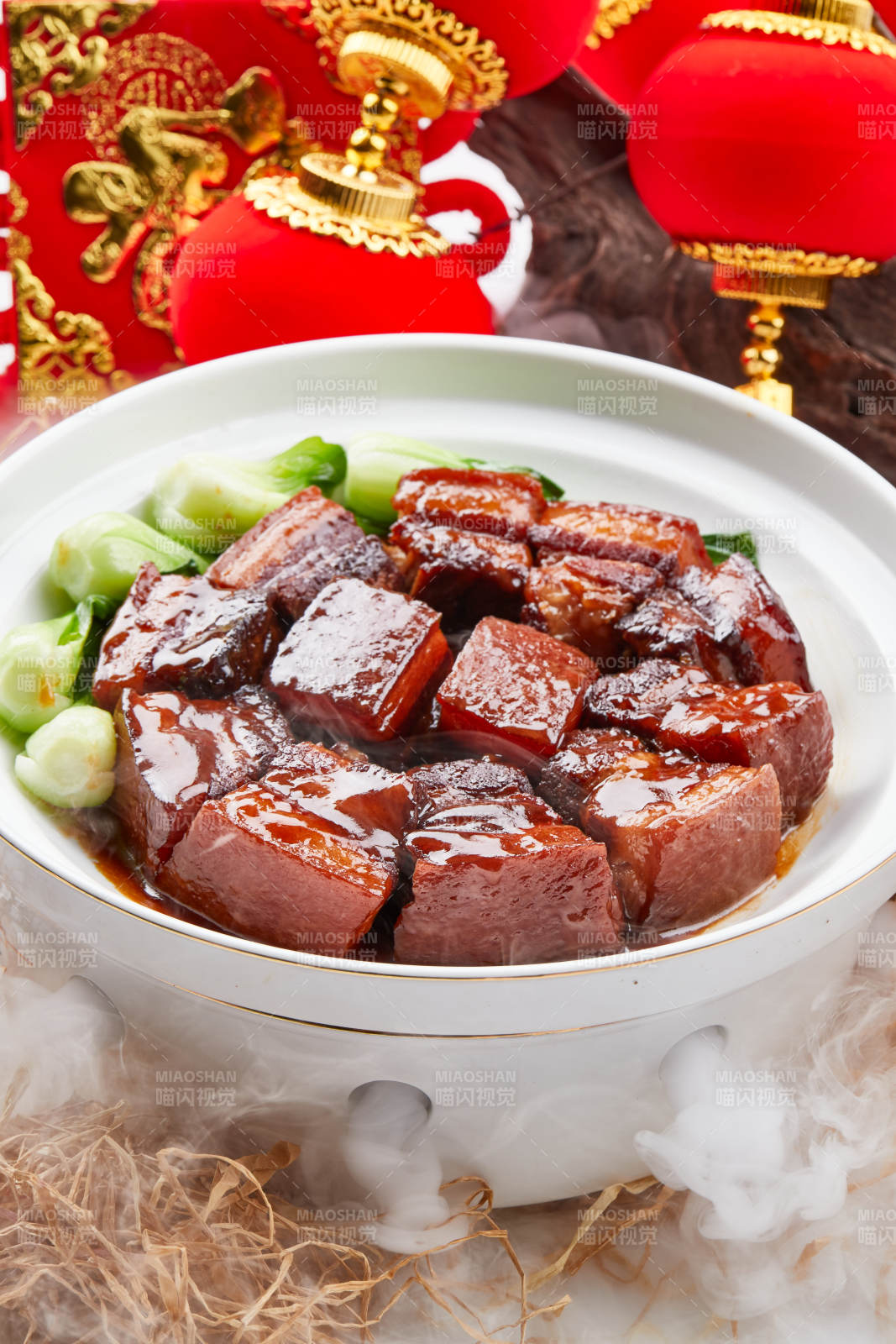 精美餐具装的传统红烧肉图片