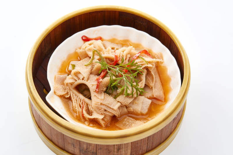 白色背景上精美竹笼屉装的港式蒸肚丝图片