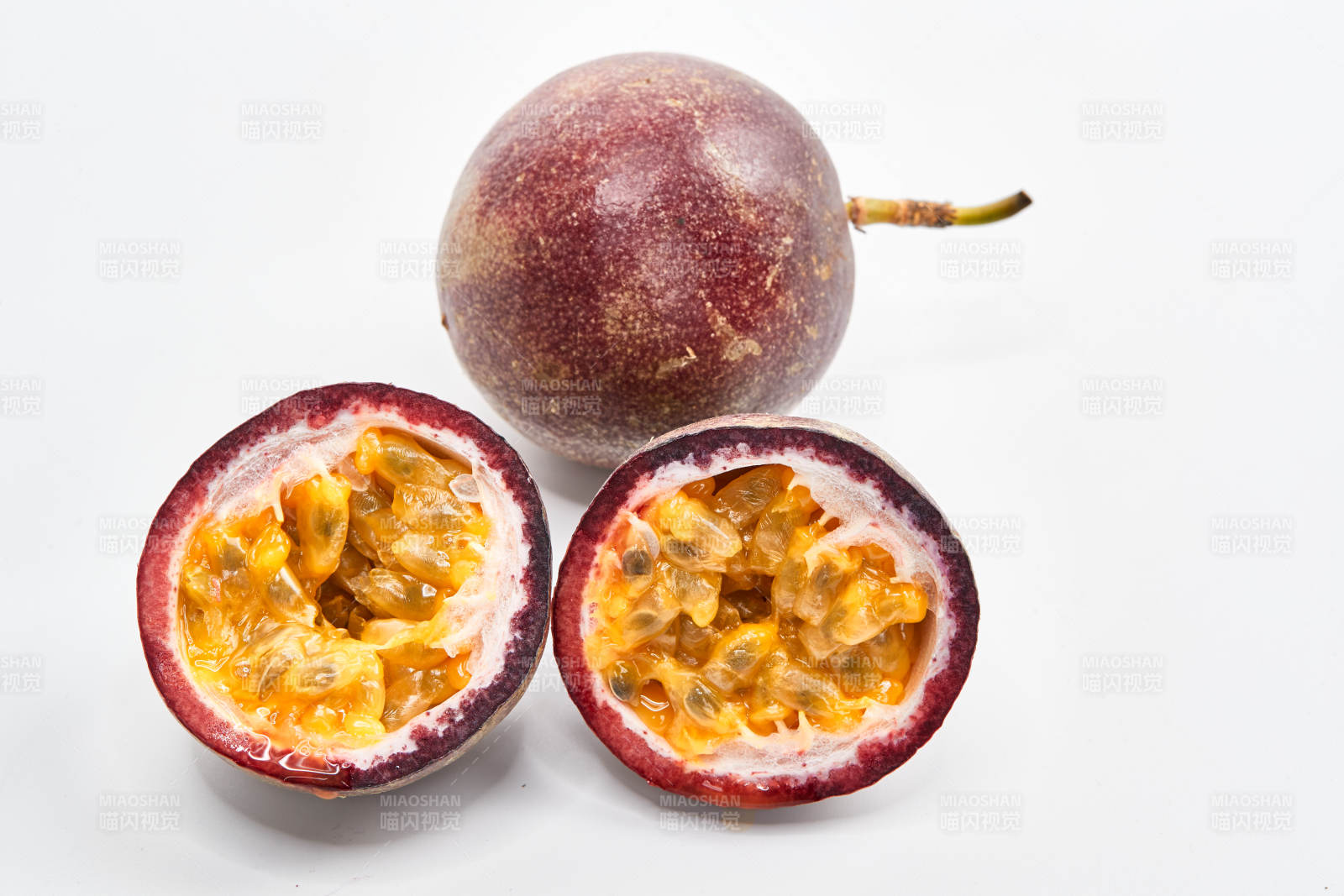 白色背景上摆放的新鲜百香果图片