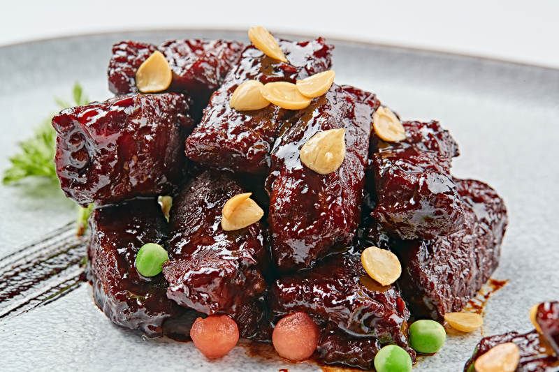 青色瓷盘装的XO酱香和牛粒图片