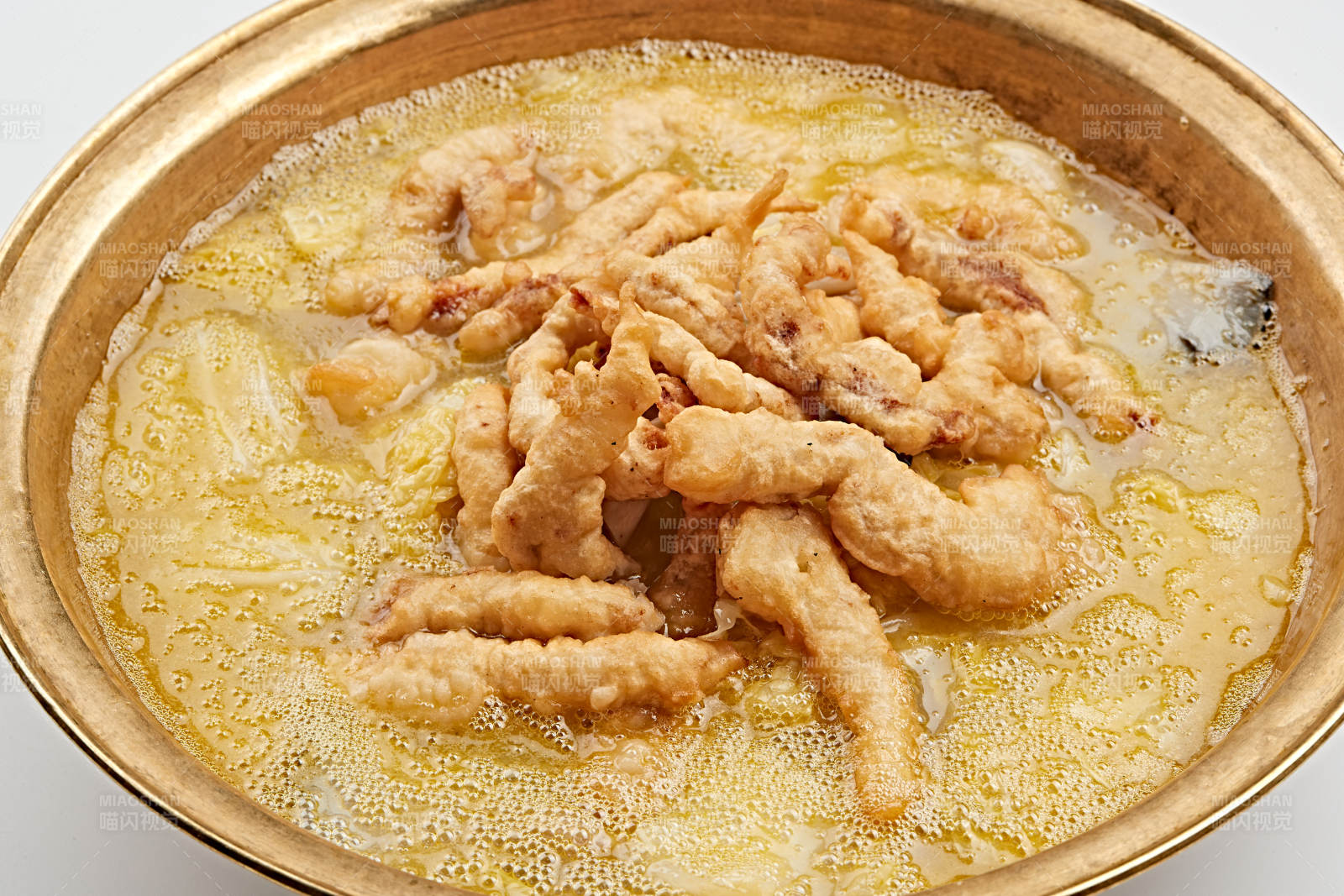 精美铜锅装的酸汤酥肉图片