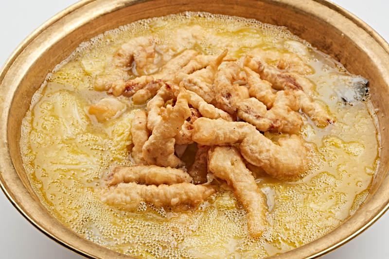 精美铜锅装的酸汤酥肉图片