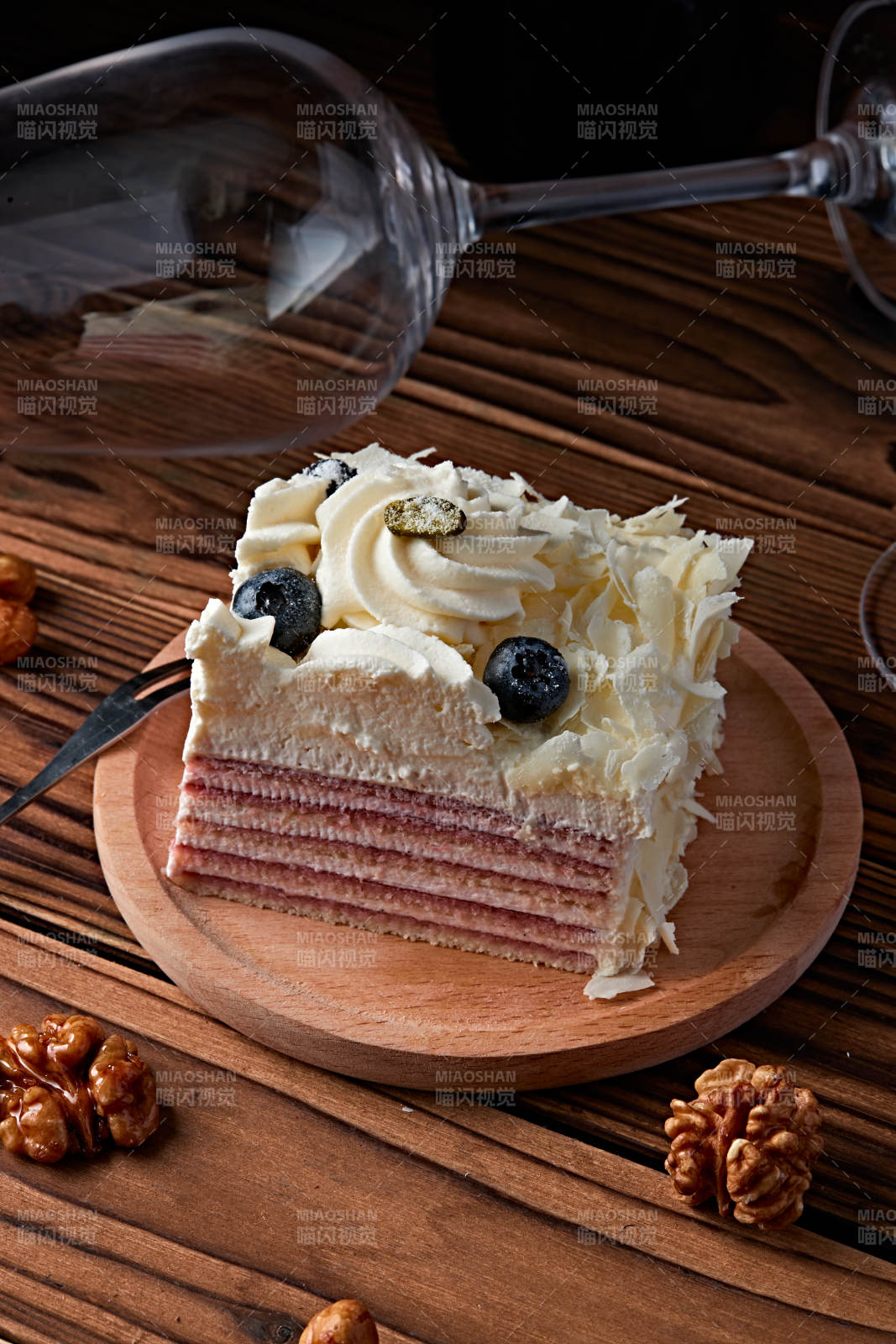 蓝莓白巧克力鲜奶慕斯榴莲蛋糕图片