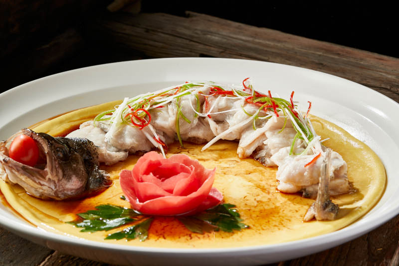 浇汁盘龙蒸鲈鱼配粗粮大饼图片