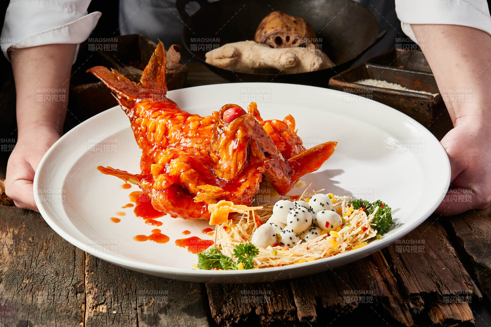 造型精美的浇汁糖醋野生大鲤鱼图片