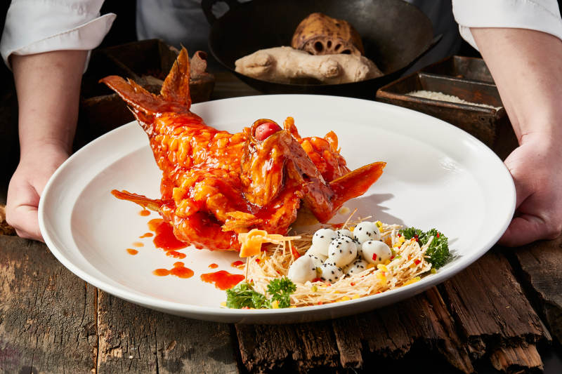 造型精美的浇汁糖醋野生大鲤鱼图片