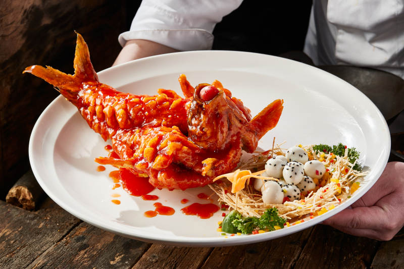 造型精美的浇汁糖醋野生大鲤鱼图片