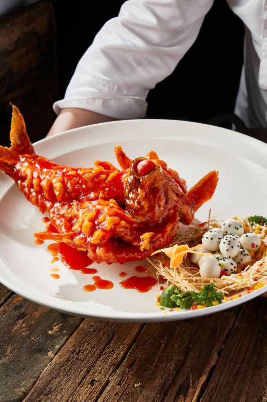 造型精美的浇汁糖醋野生大鲤鱼图片