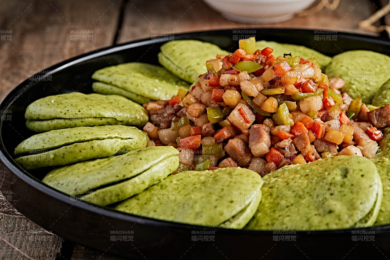 精美餐具装的熏肉粒蔬菜饼肉夹馍图片