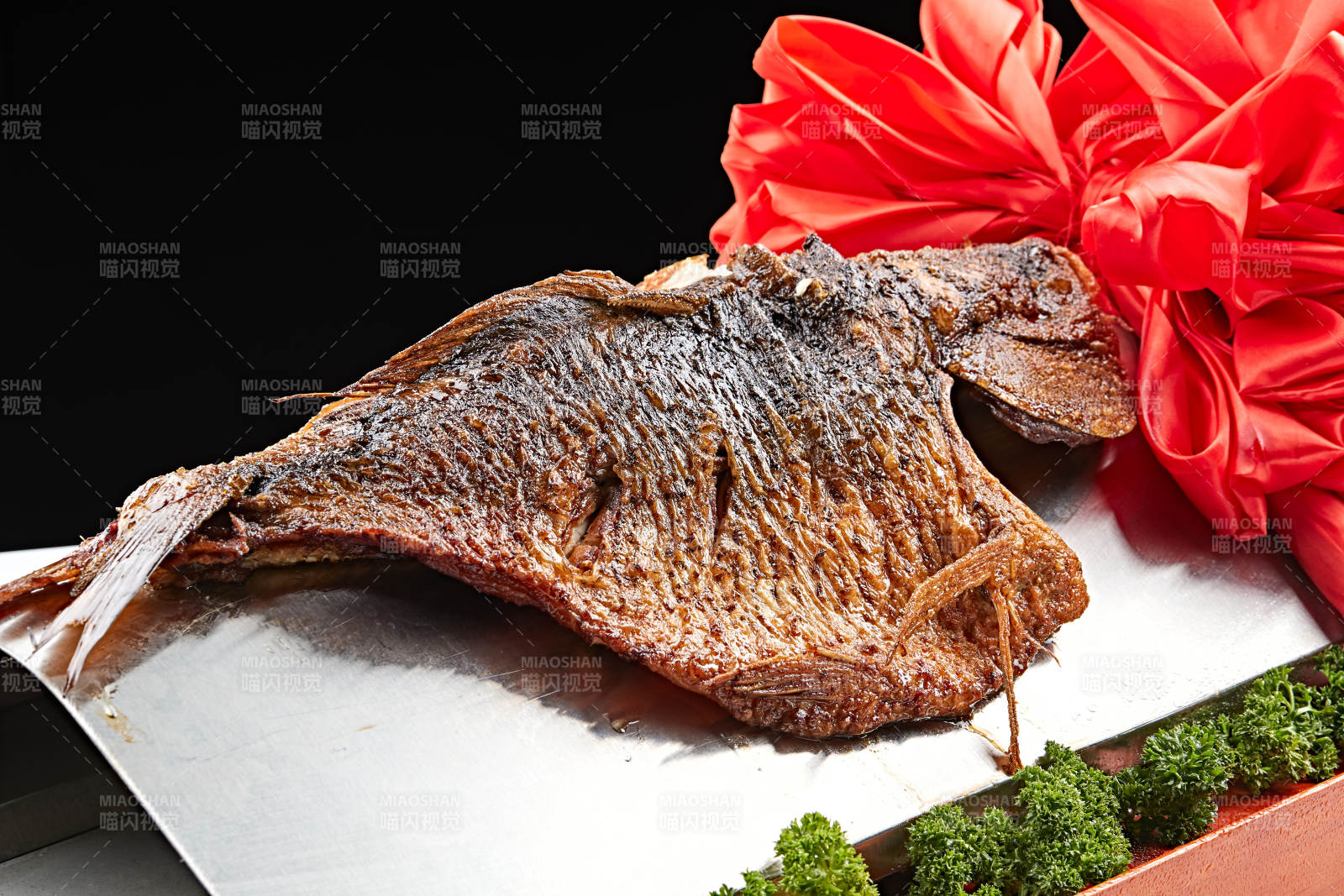 精美餐具装的蒙式熏鱼图片