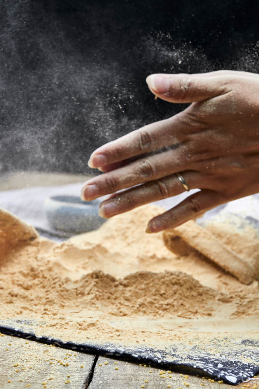 双手揉搓捧起的糊糊面豆糊面图片