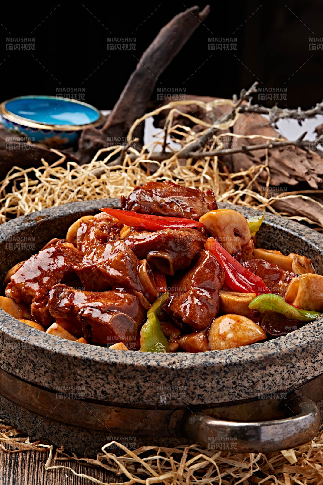 石锅红焖口蘑猪小排图片