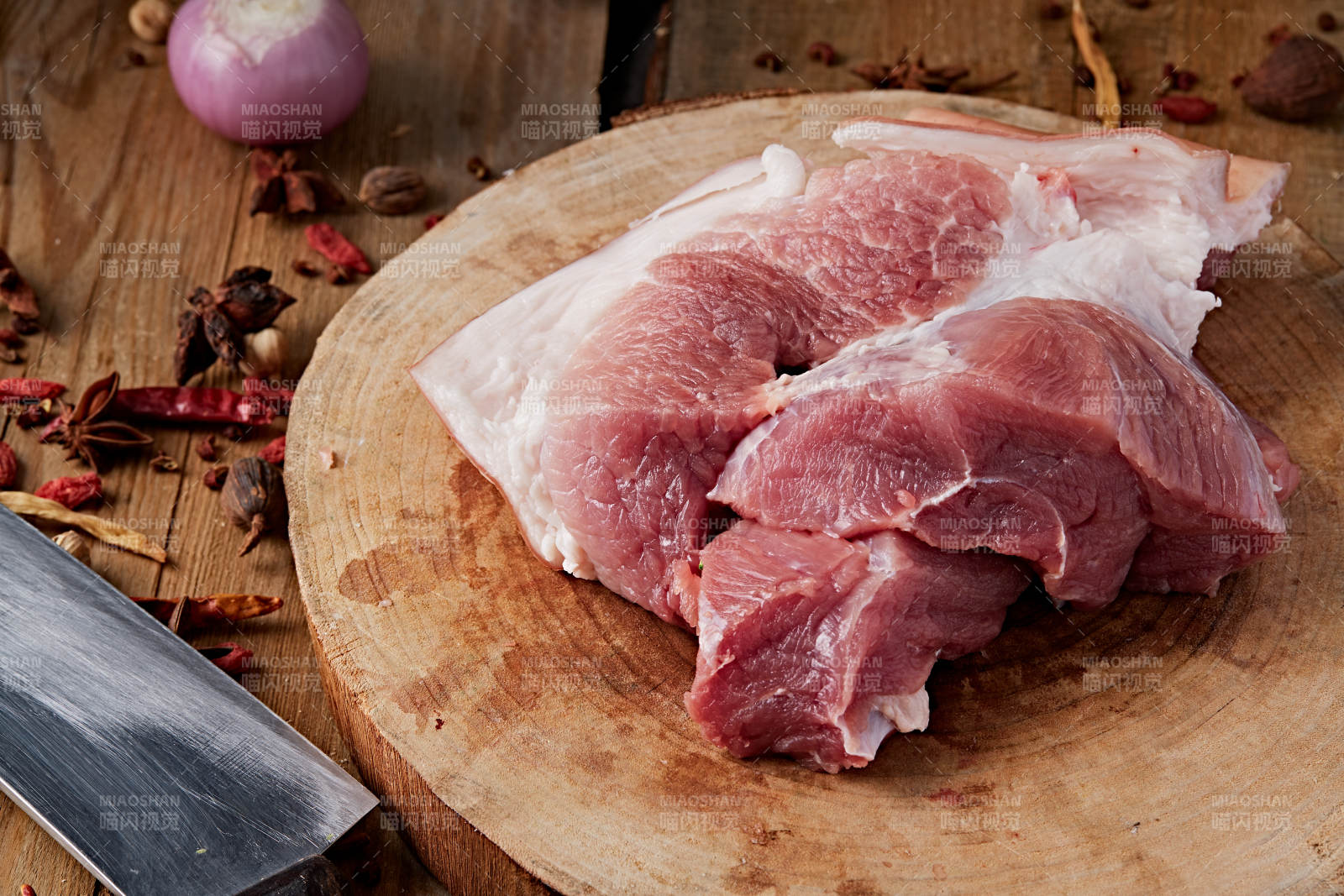 白色背景下的生鲜猪肘子图片