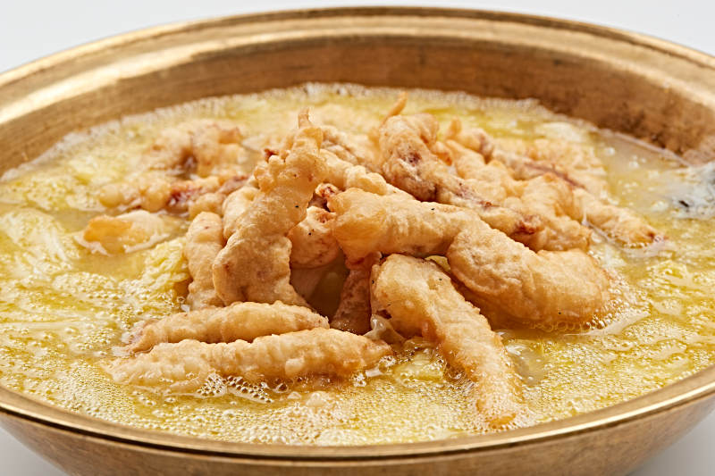 精美铜锅装的酸汤酥肉图片