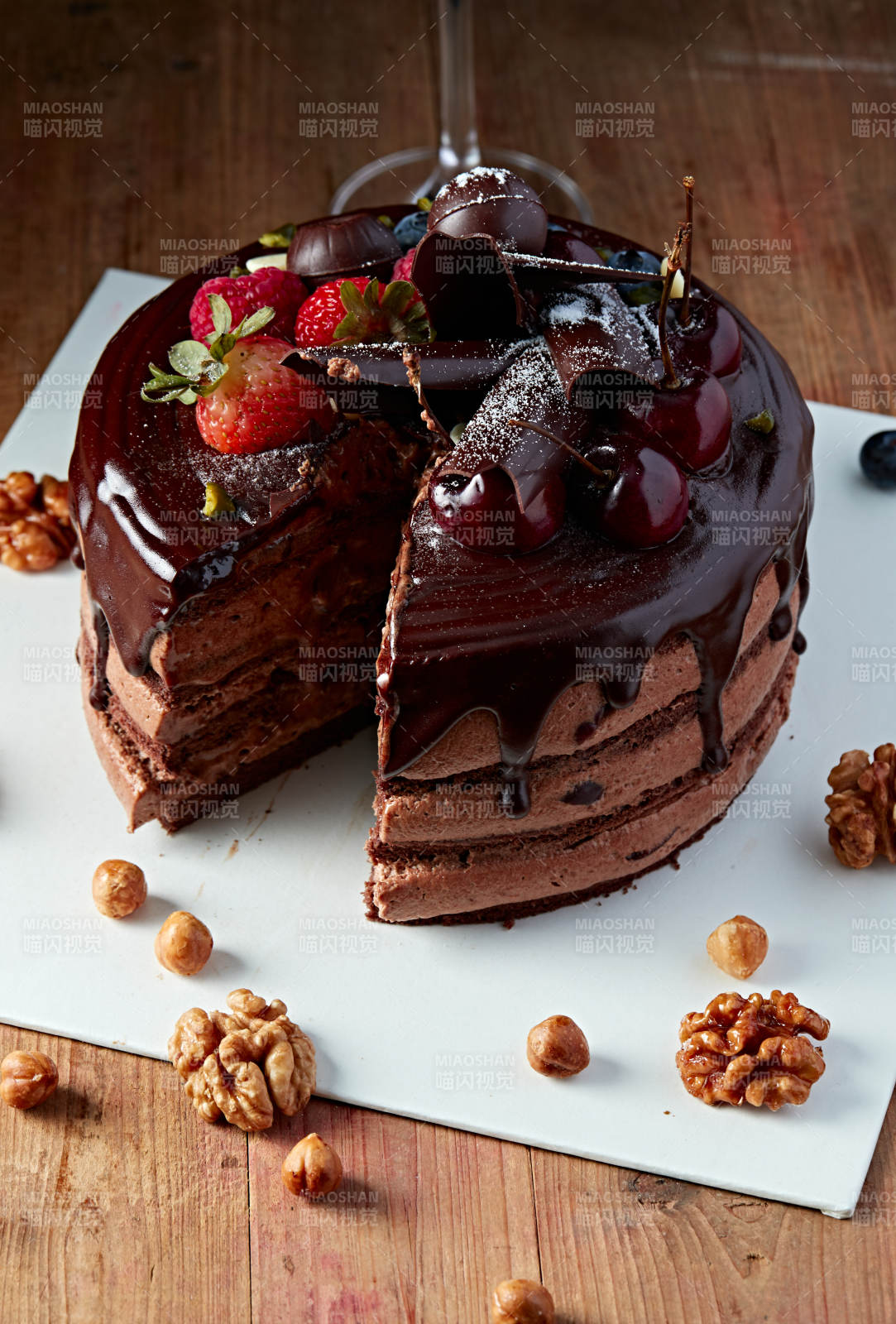 蓝莓草莓车厘子巧克力鲜奶慕斯生日蛋糕图片