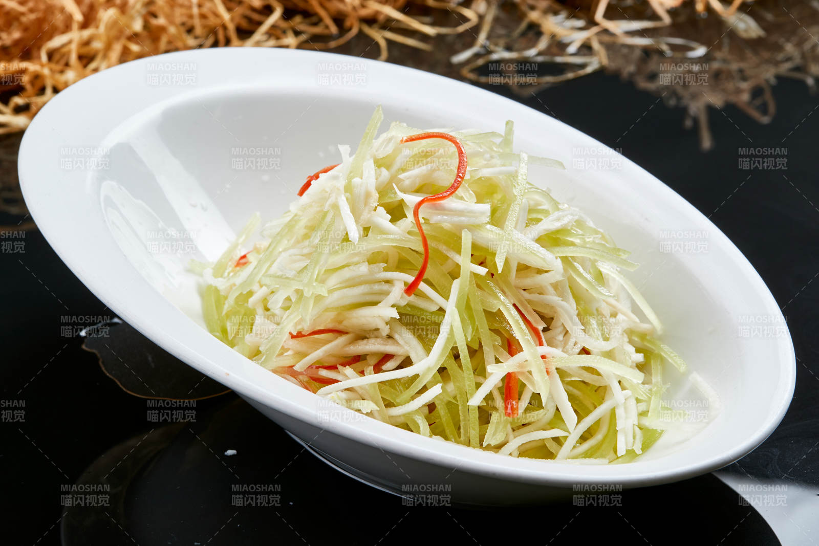 白色瓷盘装的巧拌双丝西芹丝土豆丝图片