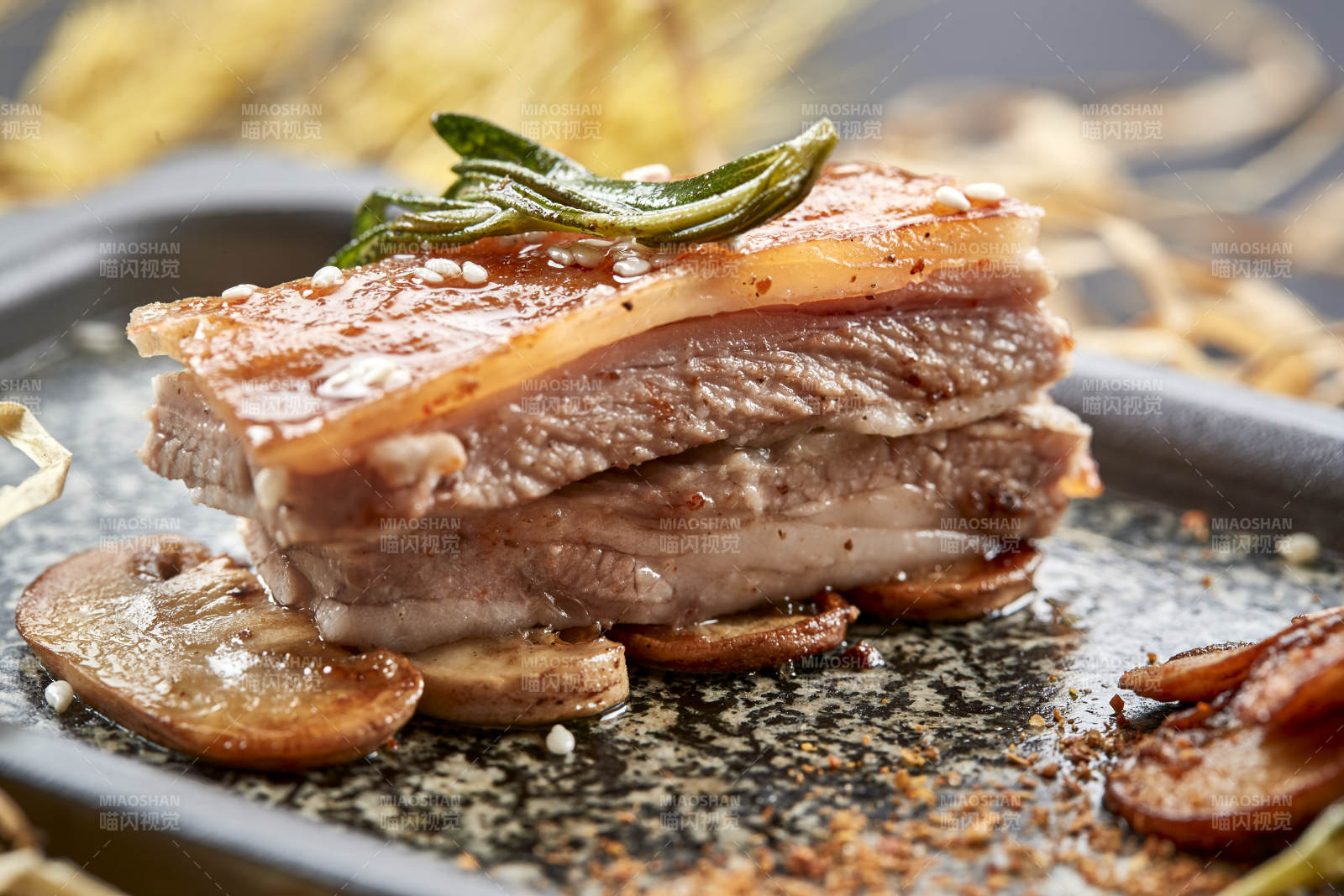 高档时尚蒙餐位菜铁板炭烤羊小排图片