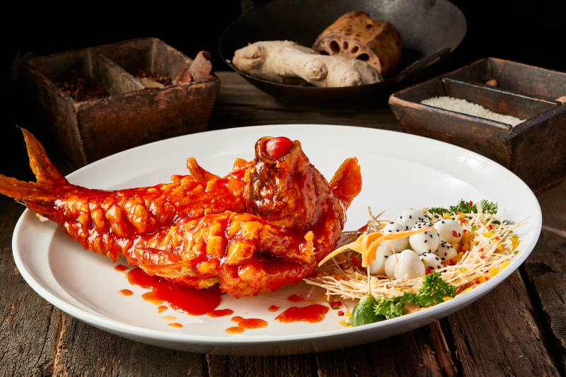 造型精美的浇汁糖醋野生大鲤鱼图片