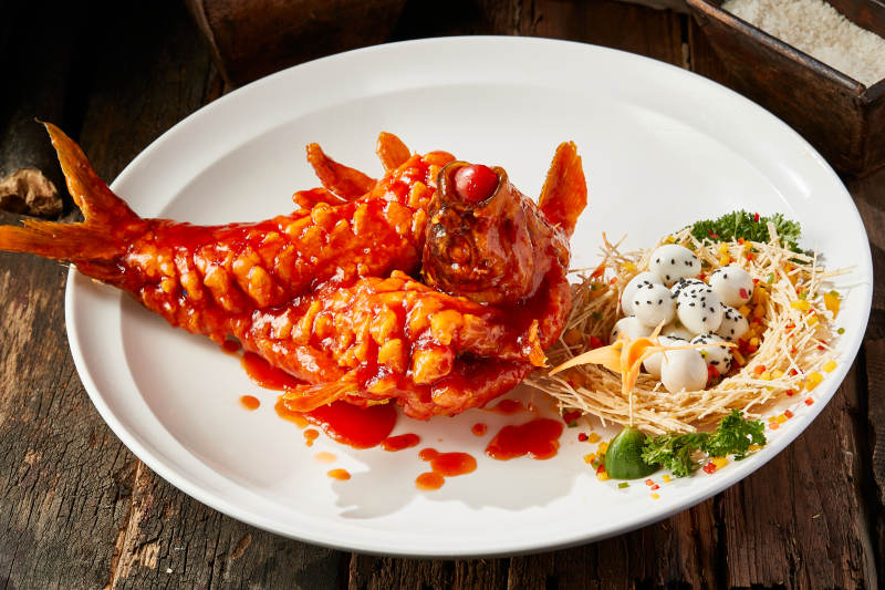 造型精美的浇汁糖醋野生大鲤鱼图片