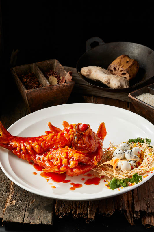 造型精美的浇汁糖醋野生大鲤鱼图片