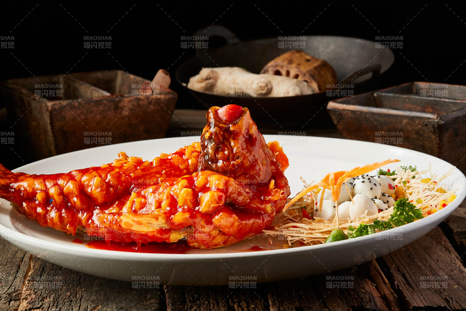 造型精美的浇汁糖醋野生大鲤鱼图片