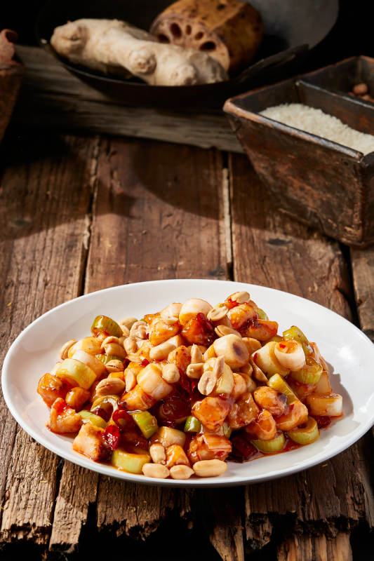 传统菜肴川香宫保鸡丁图片