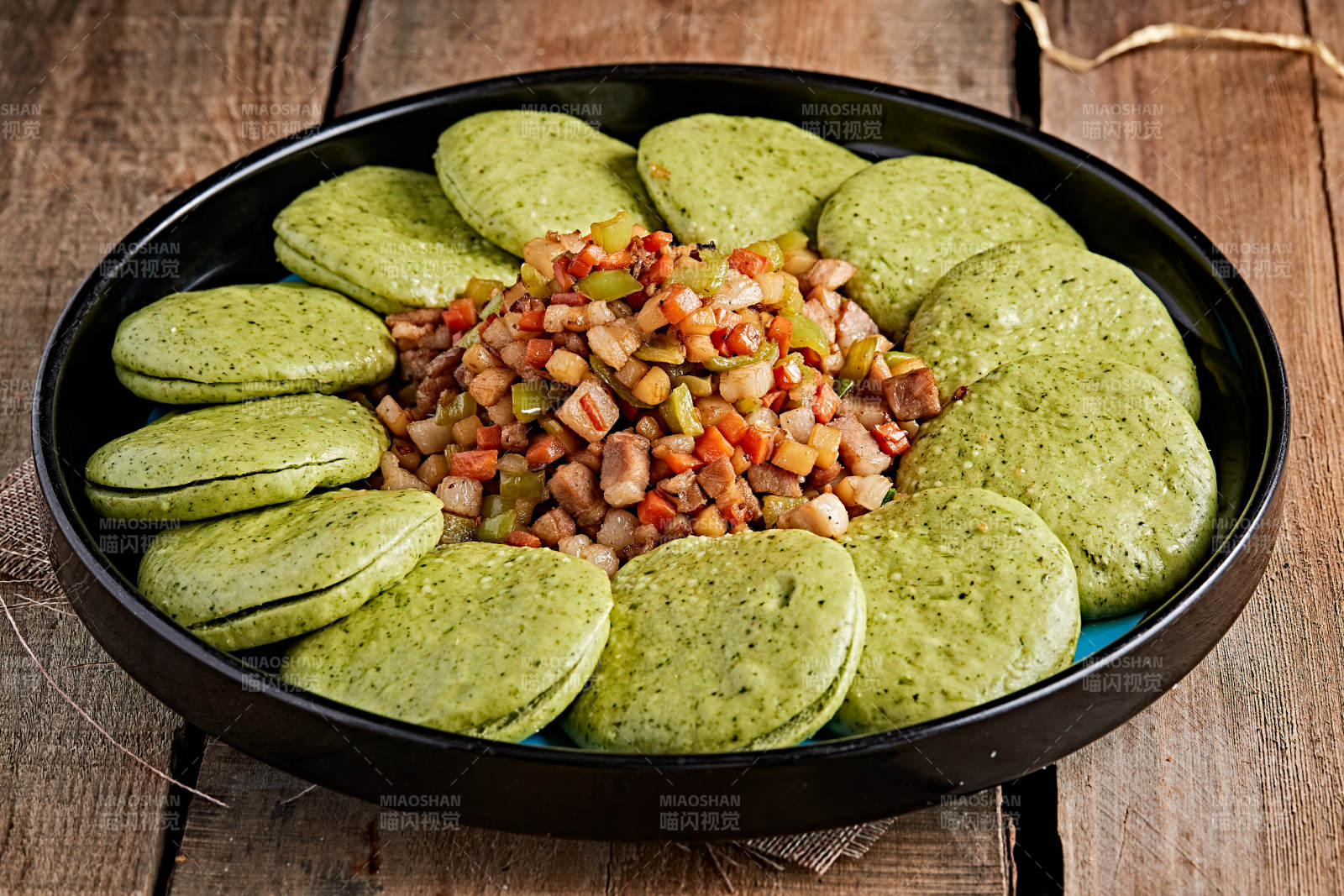 精美餐具装的熏肉粒蔬菜饼肉夹馍图片