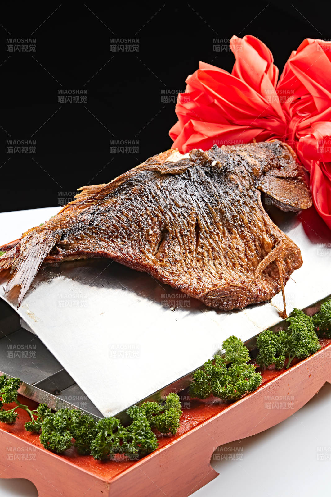 精美餐具装的蒙式熏鱼图片