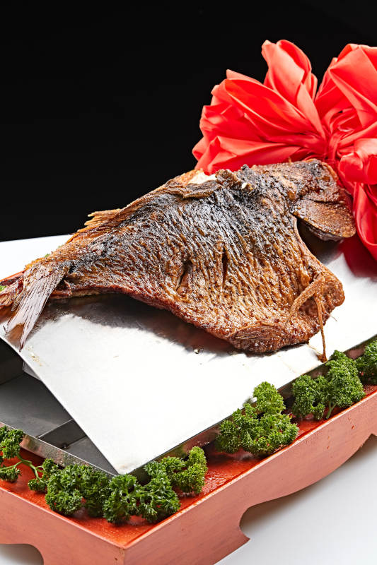 精美餐具装的蒙式熏鱼图片