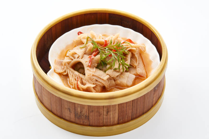 白色背景上精美竹笼屉装的港式蒸肚丝图片