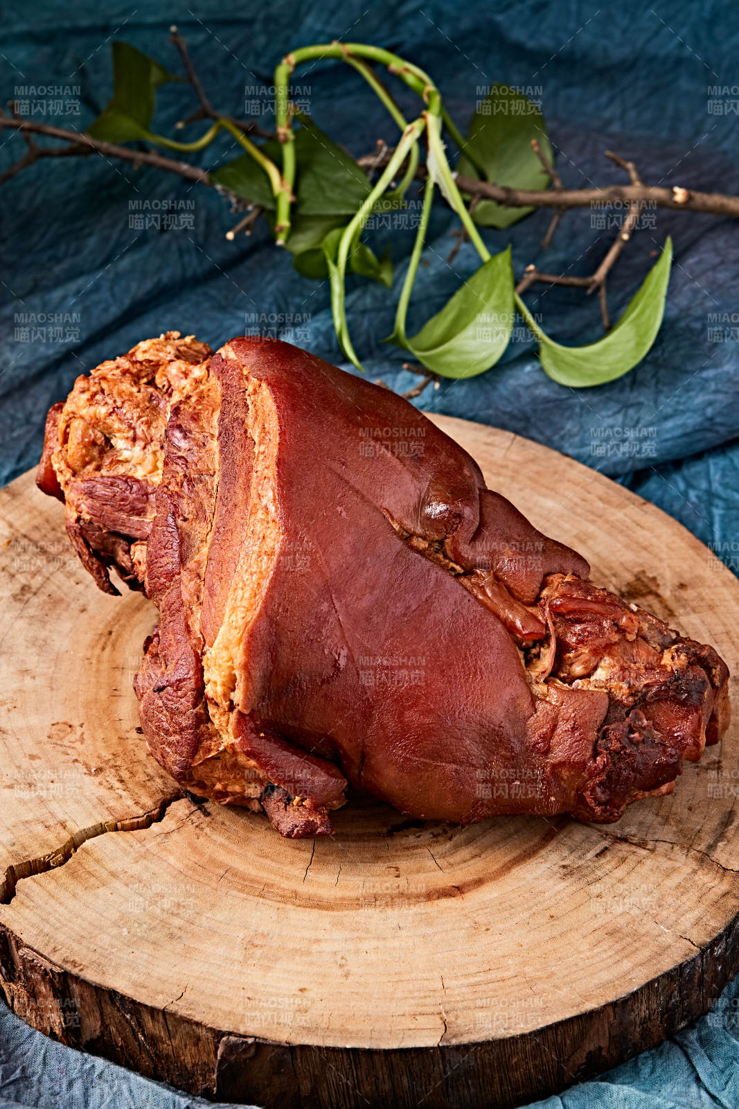 古法烟熏大猪肘肘子图片