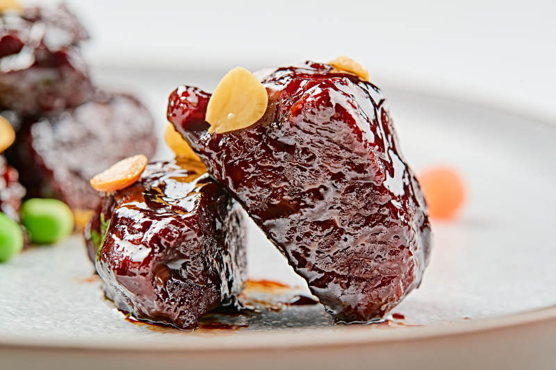 青色瓷盘装的XO酱香和牛粒图片