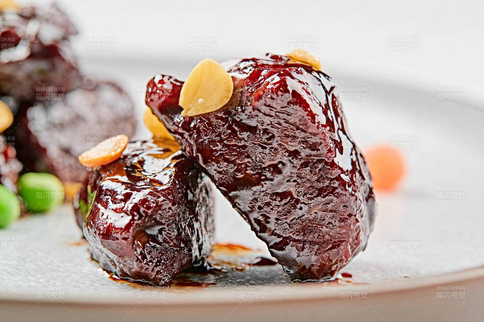 青色瓷盘装的XO酱香和牛粒图片