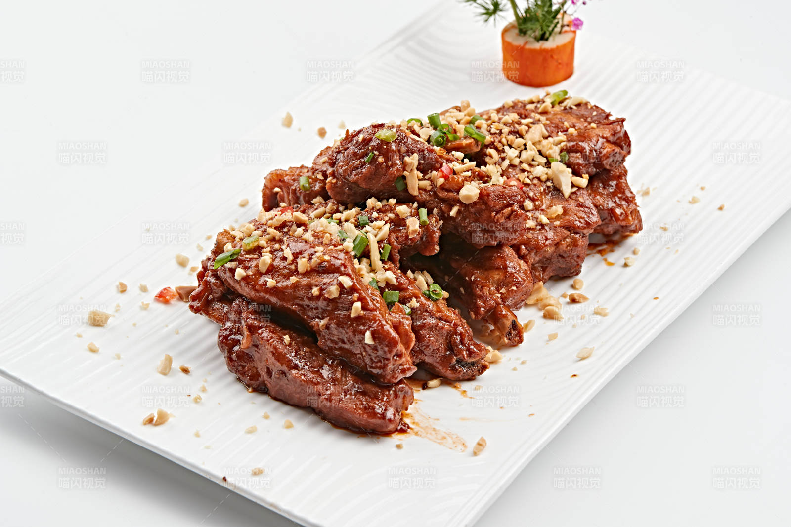 白色瓷盘装的蒜香猪肋排图片