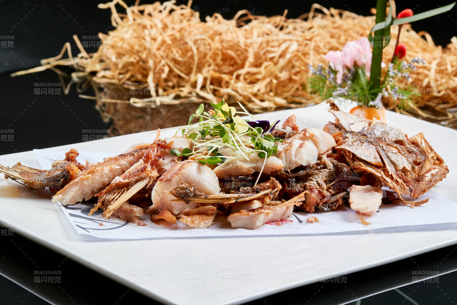 白色瓷盘装的手撕烟熏海鲈鱼图片