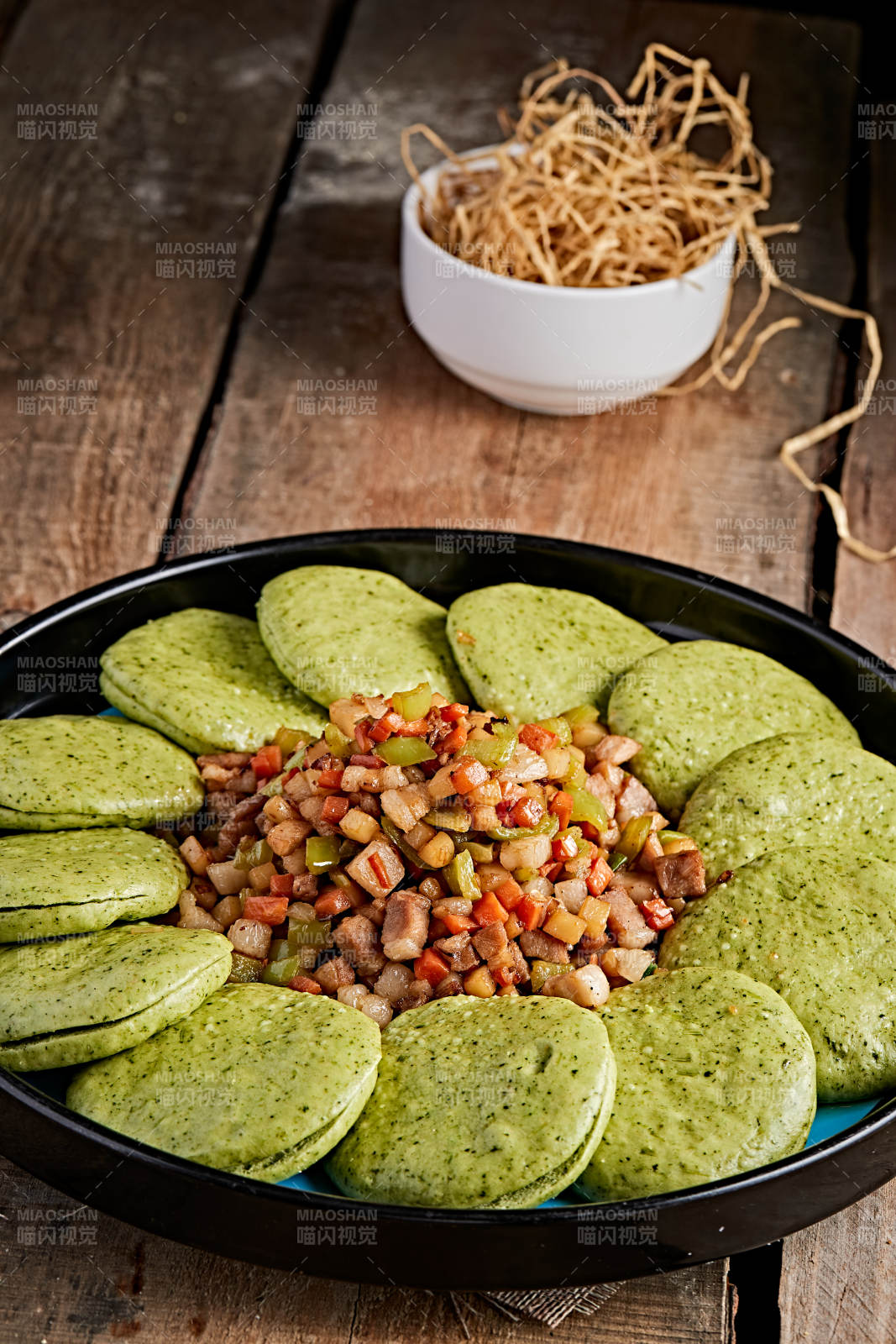 精美餐具装的熏肉粒蔬菜饼肉夹馍图片