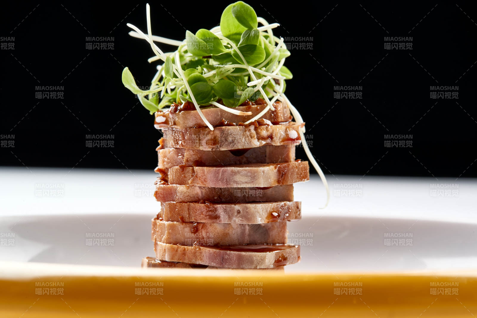 精美瓷盘装的压制熏肘花切片配香椿苗图片