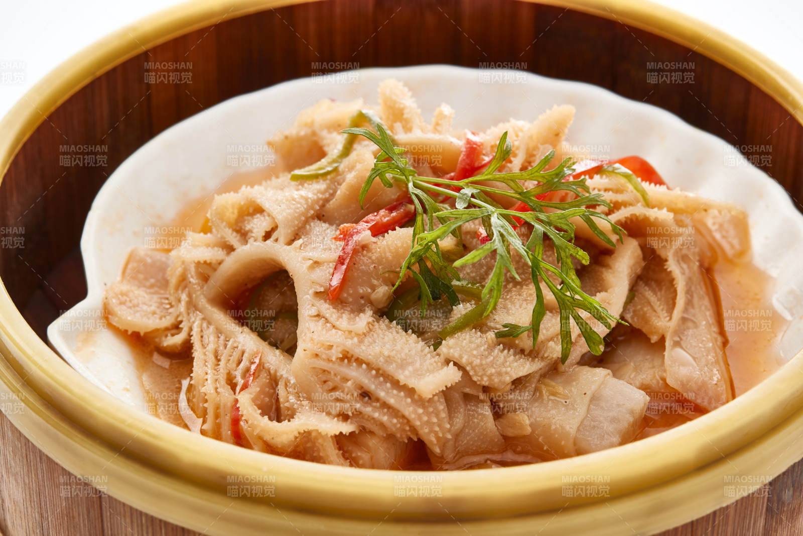 白色背景上精美竹笼屉装的港式蒸肚丝图片