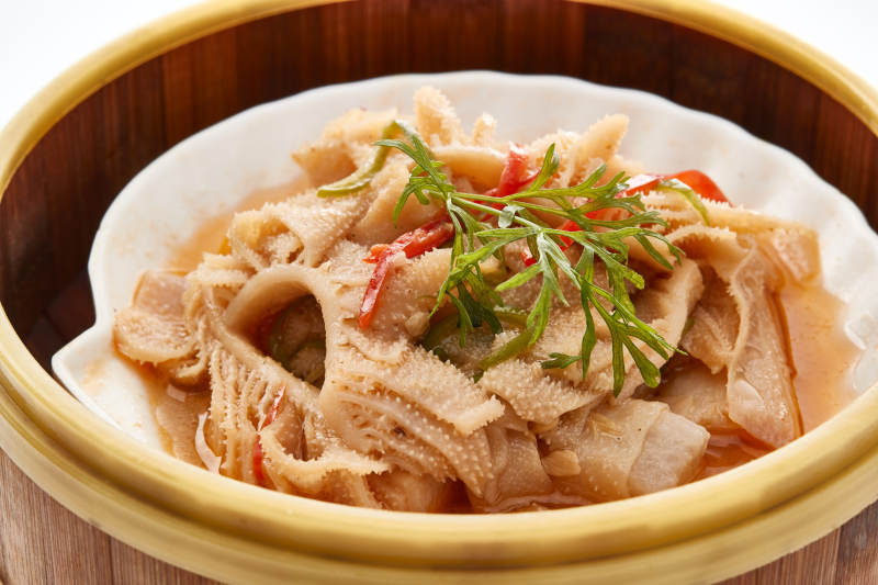 白色背景上精美竹笼屉装的港式蒸肚丝图片