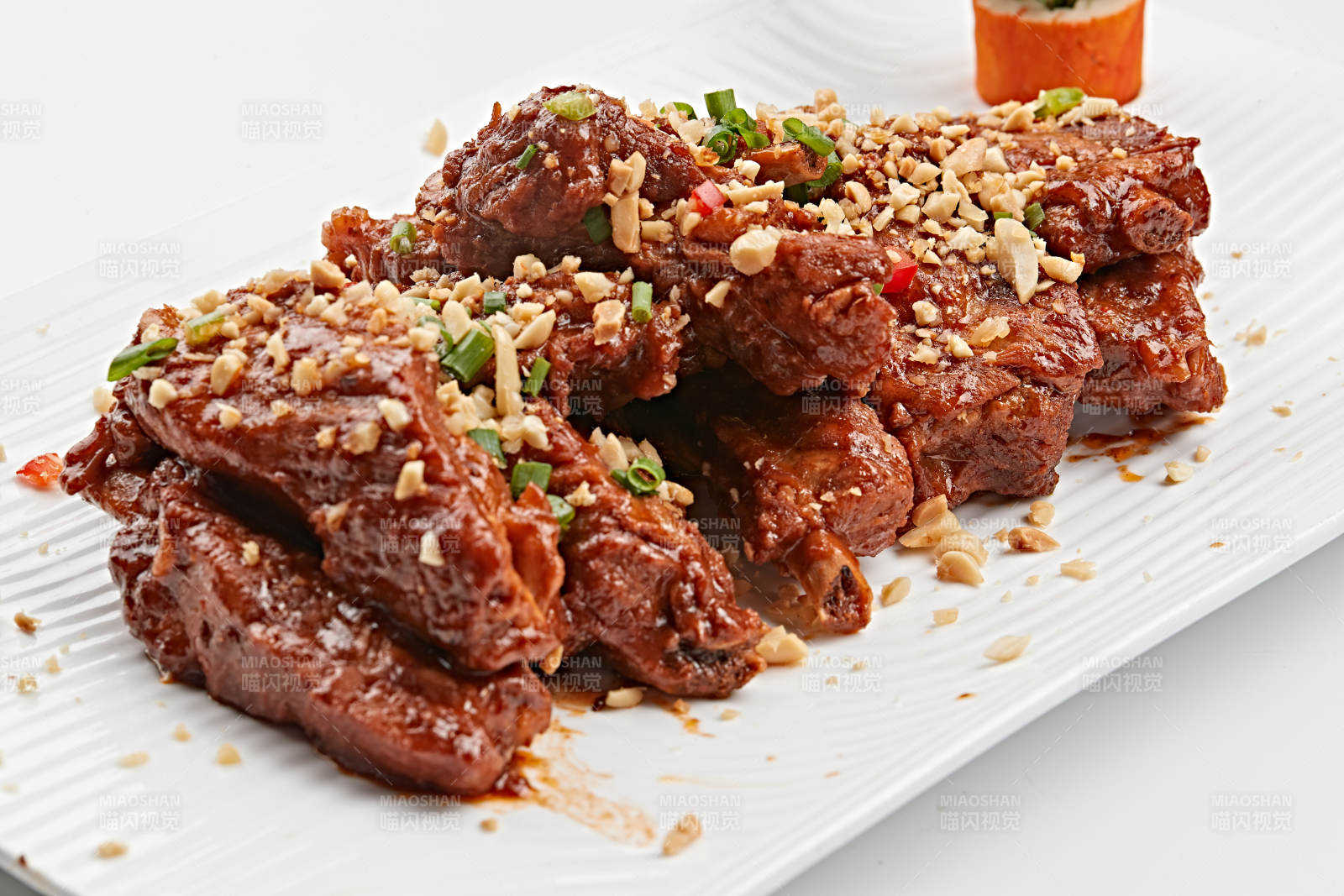 白色瓷盘装的蒜香猪肋排图片