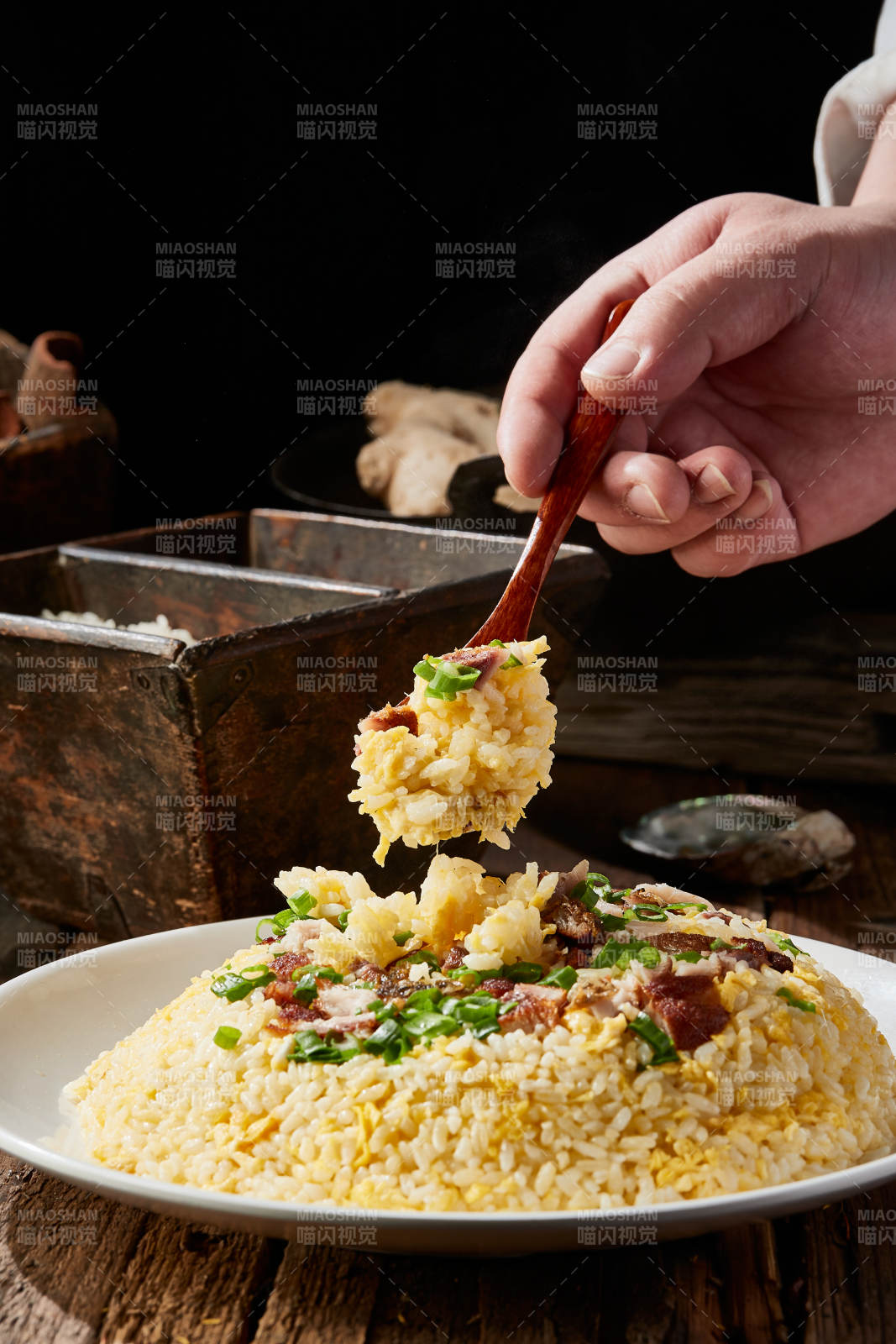 葱香熏鸡蛋炒饭图片