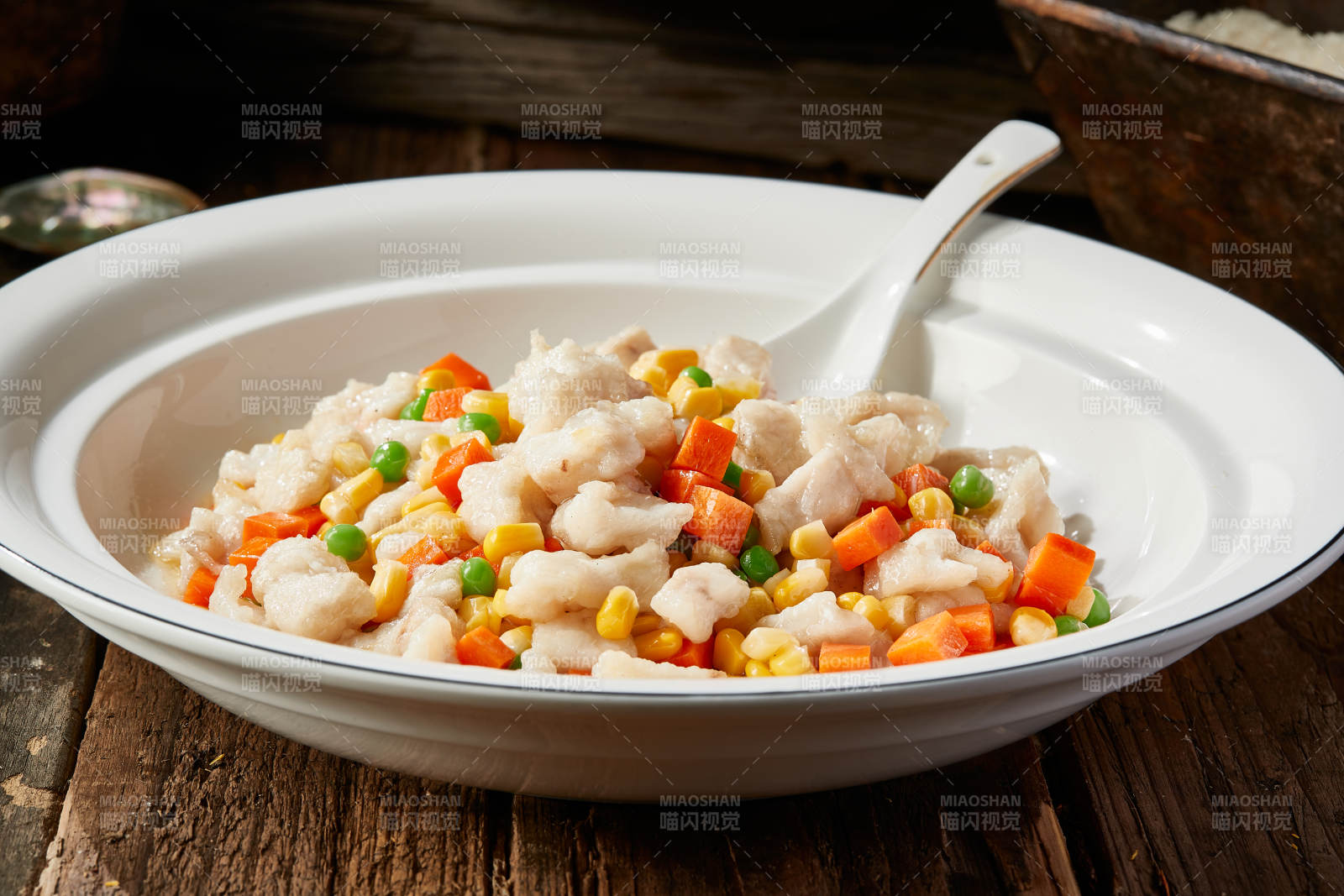 胡萝卜丁玉米粒青豆烩草鱼粒图片