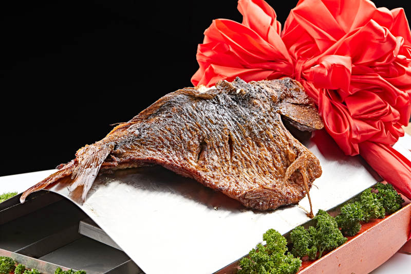 精美餐具装的蒙式熏鱼图片