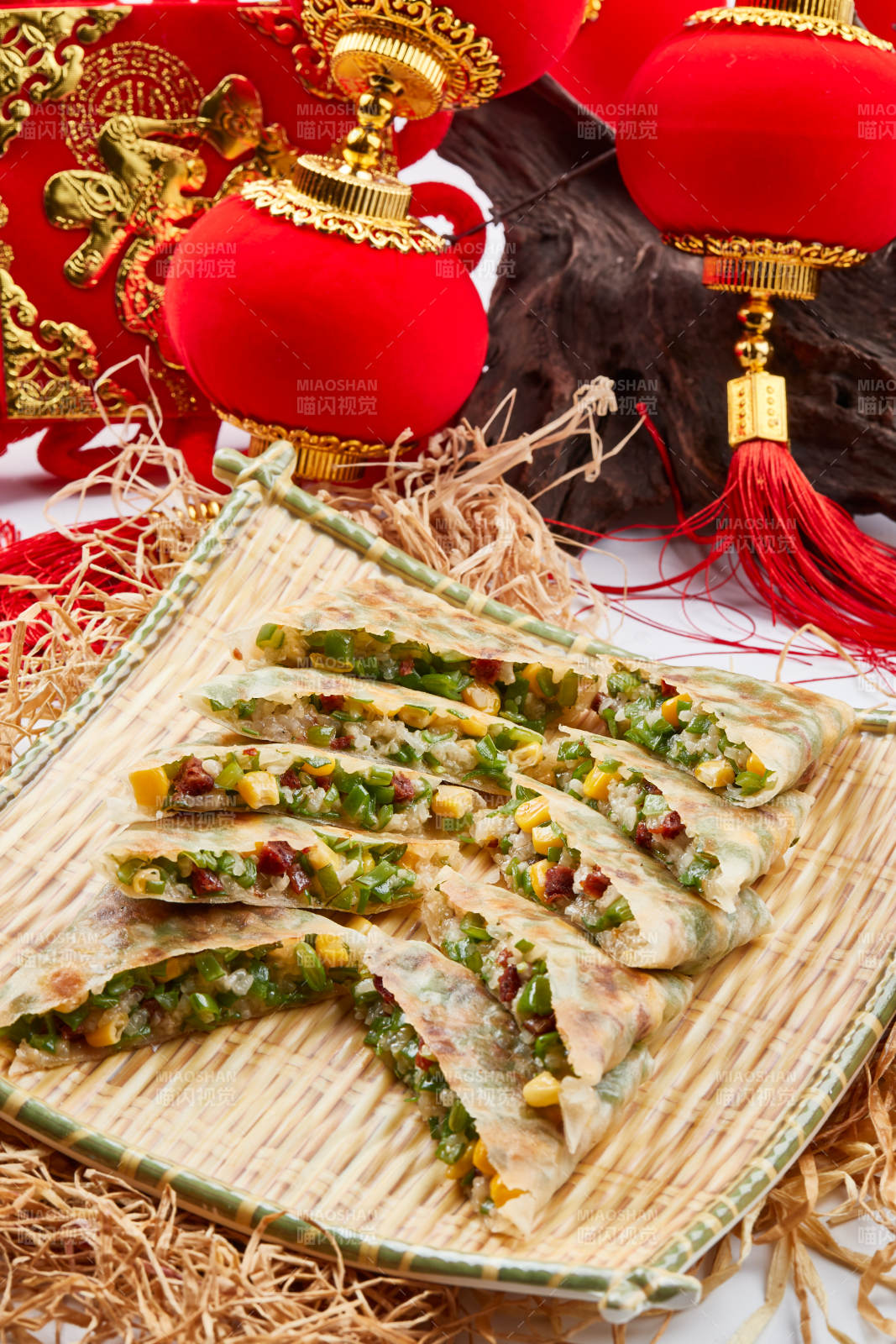 竹子笸箩装的江米牛肉玉米野菜饼图片