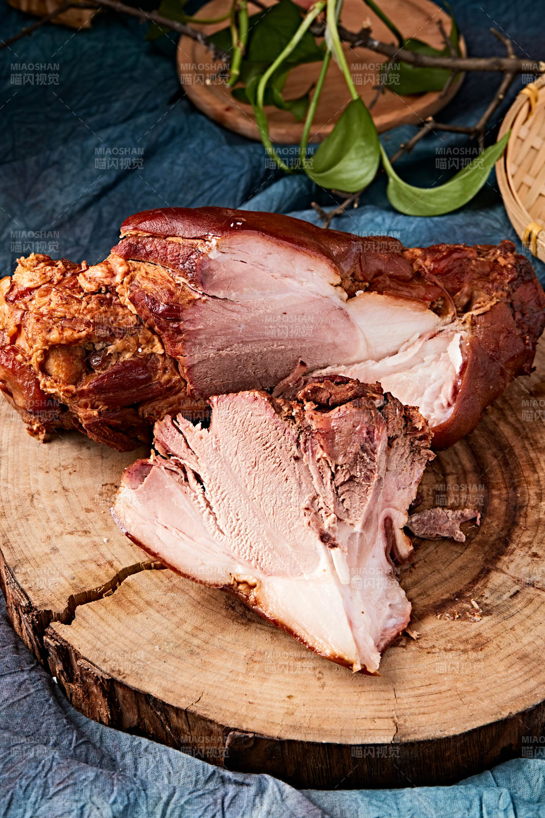 古法烟熏大猪肘肘子图片