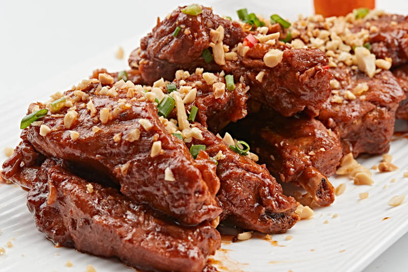 白色瓷盘装的蒜香猪肋排图片